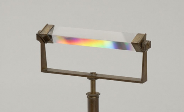  Prisma de vidro montado horizontalmente num suporte - FIS.0593