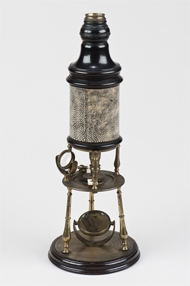 Microscópio composto com estojo em madeira, 1738
