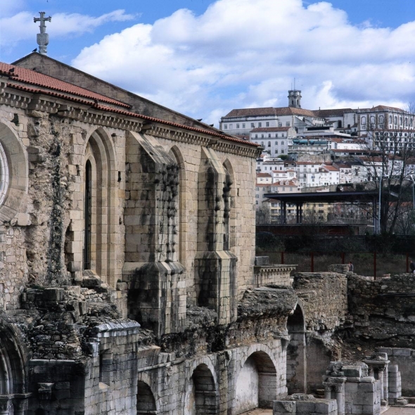 Observado a partir do Mosteiro de Santa Clara-a-Velha (fonte: DGPC/Luís Ferreira Alves) (2005)