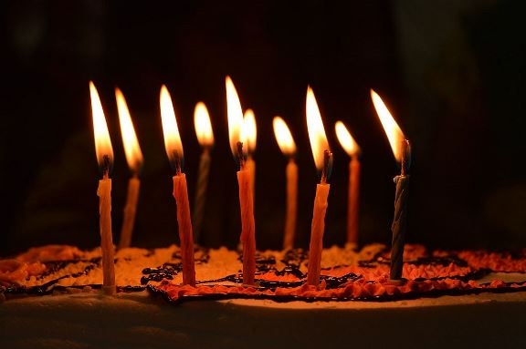 wikicommons: Birthday Candles (Raghav Veturi) 