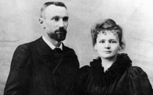 https://upload.wikimedia.org/wikipedia/commons/2/2e/Pierre_Curie_et_Marie_Sklodowska_Curie_1895.jpg