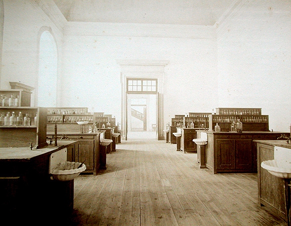 Interior do primeiro laboratório, albumina A. Bobone, 1899, Dpt. Antropologia, FCTUC